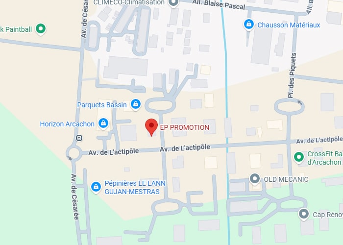 Immeuble moderne : Balcons d'angle en verre et design de façade. Immeuble d'appartements moderne. Façades beige et gris, balcons d'angle en verre contemporains. Reflets des nuages dans les garde-corps.