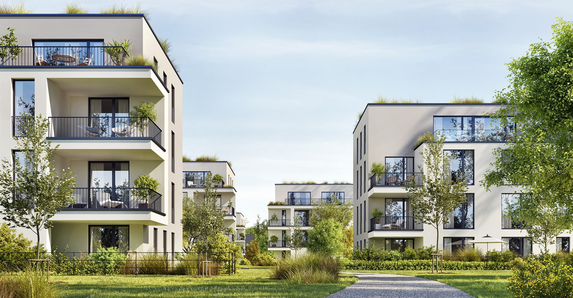 Immeuble moderne : Balcons d'angle en verre et design de façade. Immeuble d'appartements moderne. Façades beige et gris, balcons d'angle en verre contemporains. Reflets des nuages dans les garde-corps.